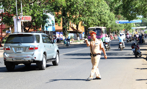 Tăng cường công tác kiểm tra, xử lý các vi phạm lấn chiếm lòng, lề đường, vỉa hè làm ảnh hưởng an toàn giao thông